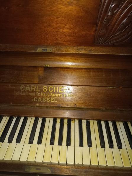 Продам раритетное пианино под реставрацию.