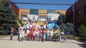 Танцующие огромные медведи в Алматы