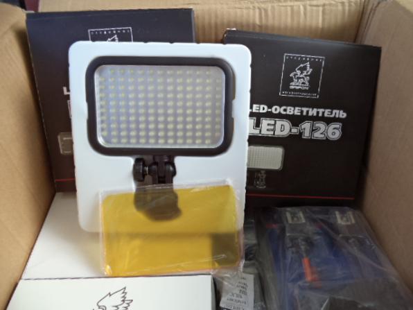 Продам Накамерный LED-осветитель для фотокамеры