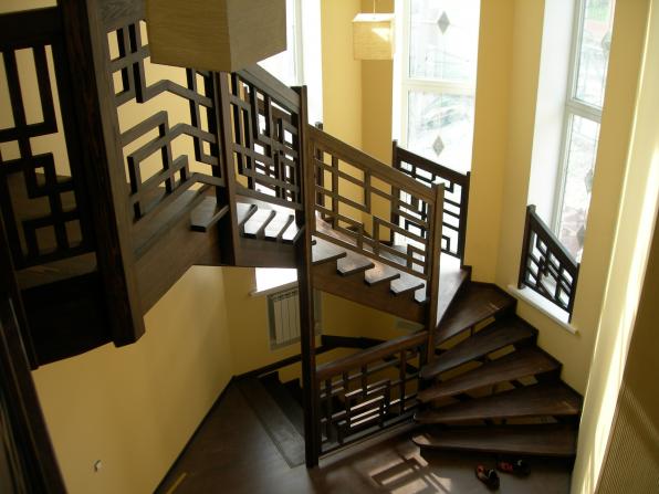 Лестница на второй этаж в восточном стиле