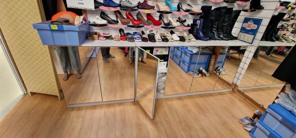 Продам шкафы с зеркальными дверцами для магазина торгующего обувью