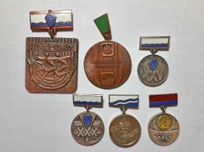 Спортивные прибалтийские медали. Значки прибалтика.