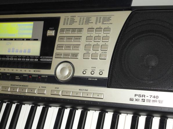 Клавишные YAMAHA PSR-740.