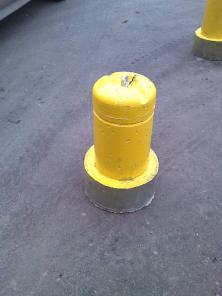 Столбик парковочный бетонный с креплением и покраской
