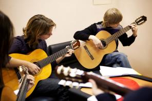 Курсы игры на гитаре для взрослых и детей