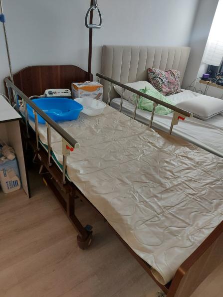 Продам медицинскую механическую кровать для лежачего больного