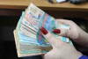 Қазақ әйелдеріне кәсіптері үшін қаржылай көмек.